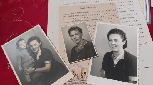 Fotografie maminky Viléma Wodáka. Uprostřed je podoba po odsunu. Rozdíl je jen několik měsíců