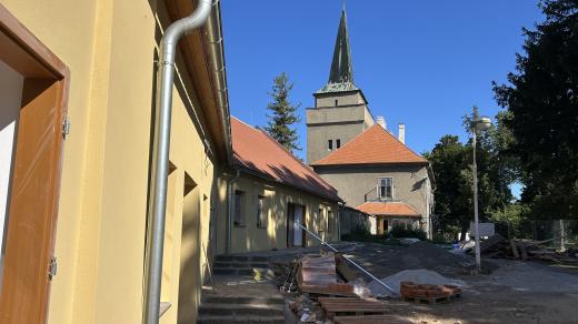 Hospodářské budovy v areálu tovačovského zámku přestavují na komunitní a kreativní centrum