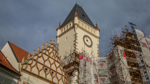 Ze Staré radnice v Táboře mizí lešení. V nové kráse se už ukazuje věž, která dostala břidlicovou střechu