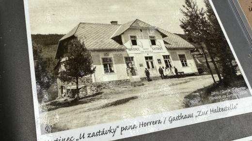 Dobová fotografie hospody na Skelné, kde se odehrála vražda