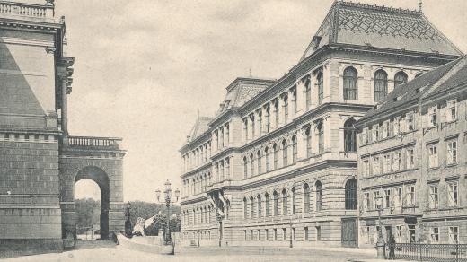 Umělecko průmyslovémuseum a část Rudolfina na pohlednici z roku 1907