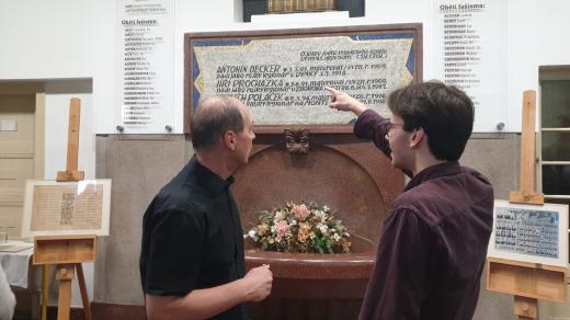 Desky se jmény padlých studentů gymnázia v Jindřichově Hradci dostaly novou podobu