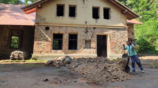 Výletní restaurace Rudolfov u Jindřichova Hradce, kterou navrhl architekt Josef Zídek a kde spisovatel Karel Čapek dopsal Krakatit, znovu ožije. Majitel budovu opravuje