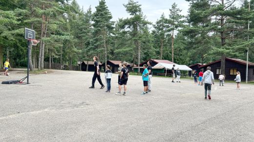 Děti na táboře v areálu Jizbice, který pořádají Dobré víly dětem