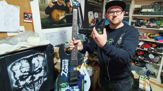 Antonín Salva z Českých Budějovic vylepšuje ve své dílně v rodinném domě zvuk zesilovačů a kytarových efektů na přání muzikantů