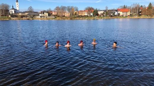 Vodní záchranáři trénují zimní plavání