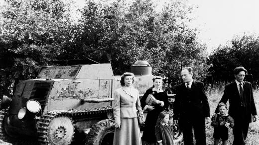 Freedom tank / Tank Svobody (1953): Libuše Cloud-Hrdonková, Václav Uhlík s manželkou, dcerou a synem a Josef Písařík