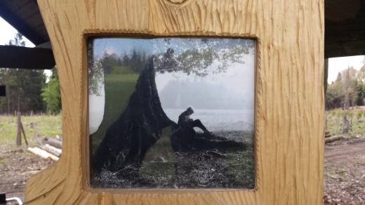 Přímo na místě dnes najdeme tuto historickou fotografii ještě s bukem