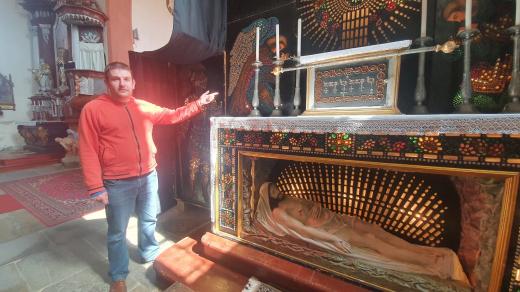 Historik a kronikář Doudleb Jan Šimánek ukazuje boží hrob v Doudlebech na Českobudějovicku je kulturně-historickým unikátem