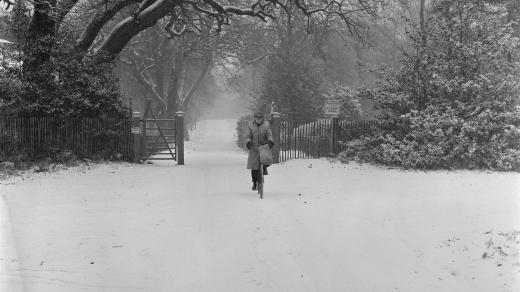 Muž jedoucí v zimě na kole (1938)
