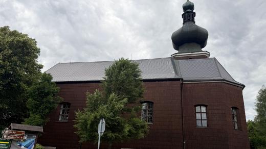 Poznávacím znakem kostela v Srní je jižní, návětrná strana pobitá dřevěným šindelem