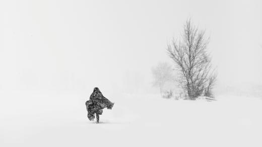 Dívka běžící sněhem