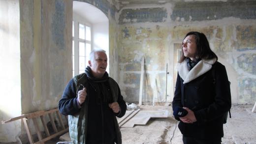 První patro mincovny na zámku v Českém Krumlově se mění v nové výstavní prostory, na snímku kastelán Pavel Slavko a redaktor Českého rozhlasu Matěj Vodička
