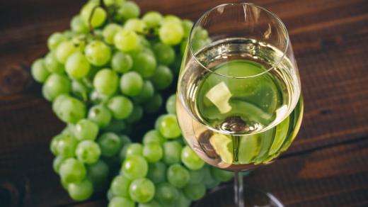 Bílé víno, hrozny, sklenka (ilustrační foto)