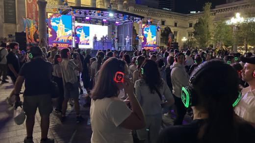 Silent disco zaručuje zaručuje okolním obyvatelům klidnou noc, účastníkům zase možnost výběru žánru