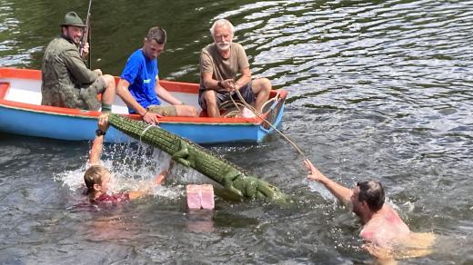 Boj s vodní příšerou je překvapivě strhující podívanou