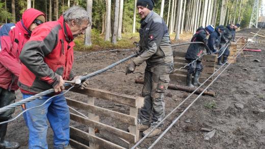Technici zaplétají lano nové sjezdovky ve skiareálu Lipno