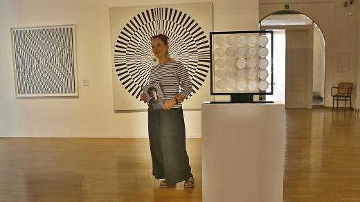 Autorka výstavy Gina Renotière v expozici