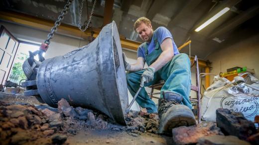 Zvonař Michal Votruba ve své dílně v Myslkovicích u Soběslavi na Táborsku