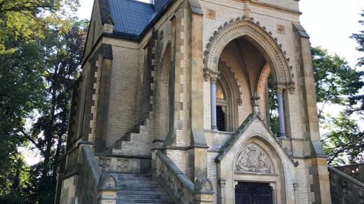 Schodiště hrobky v Nových Hradech