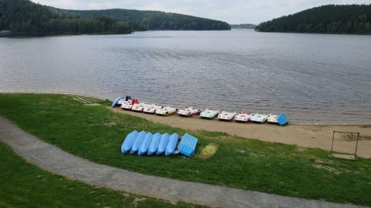 Sečskou přehradu můžete brázdit na pramici nebo na šlapadle