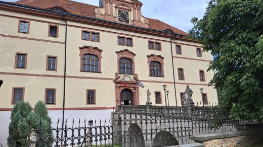 Zámek Lnáře sloužil dlouhá léta jako vládní školicí a rekreační středisko