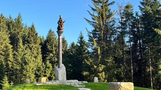 Nedaleko kapličky u krkonošské Erlebachovy boudy stojí Královna hor! Nový mariánský sloup