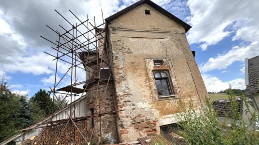 Odsvěcený kostel svatého Matouše v Jimramově opravuje a zabydluje Jakub Orel Tomáš s rodinou