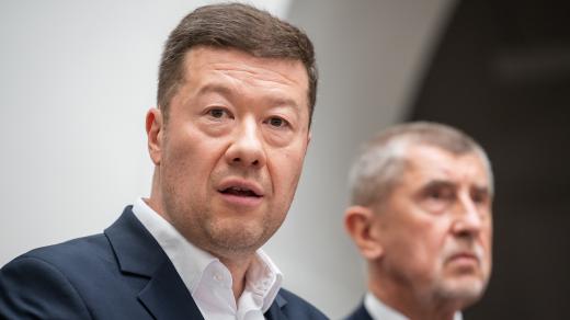 Předseda SPD Tomio Okamura (vlevo) a předseda hnutí ANO Andrej Babiš na tiskové konferenci opozičních stran ANO a SPD po opuštění jednacího sálu na mimořádné schůzi Sněmovny