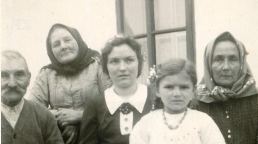 Růžena de Weij (tehdy Kollnerová) s babičkou a tetou, rok 1940