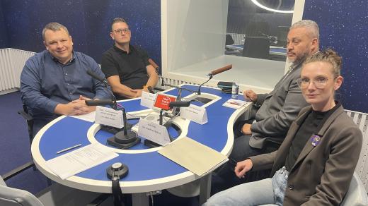 Zprava Kateřina Šrámková (Volt Česko), David Németh (Jasný Signál Nezávislých), Vladimír Urbánek (Stačilo!) a Adam Rykala (ČSSD - Česká suverenita sociální demokracie)