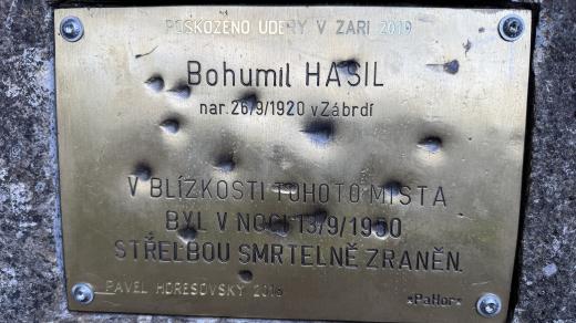 Důlky v destičce jsou dílem vandala. Je to známkou toho, že aktivita tzv. Králů Šumavy stále vyvolává silné emoce