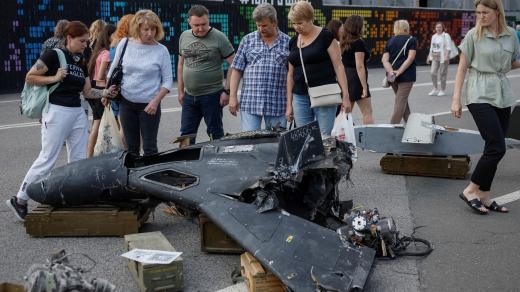 Výstava věnovaná obraně ukrajinského města Časiv Jar ukazuje dron, který ruská armáda používá na vzdušné útoky