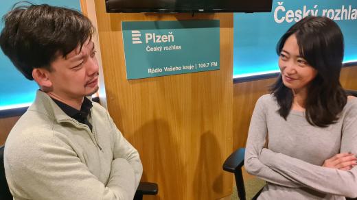 Šéfdirigent Plzeňské filharmonie Chuhei Iwasaki a kontrabasistka Mayuko Ichikawa