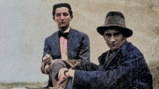 Franz Kafka a Otto Brod, mladší bratr Maxe Broda (Itálie, 1909, digitálně kolorováno))