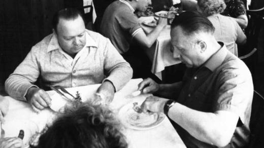 Jídelna v rekreační chatě (nedatováno)