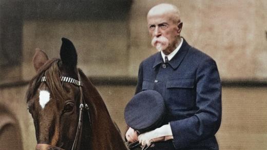 Tomáš Garrigue Masaryk (87 let) naposledy na koni během vojenské přehlídky roku 1933 (digitálně kolorováno)