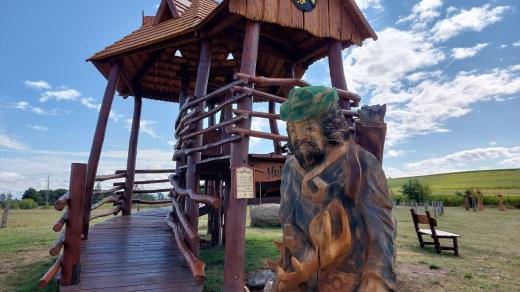 Stanoviště s vyhlídkou a sochou svatého Huberta přibližuje myslivost