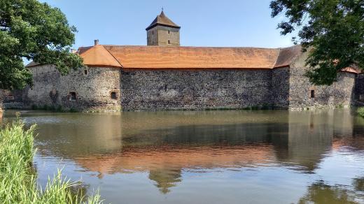 Vodním hradním příkopem se můžete projet na pramici