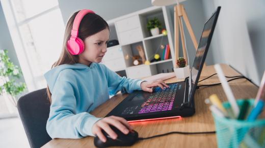 Dívka hraje hry na počítači