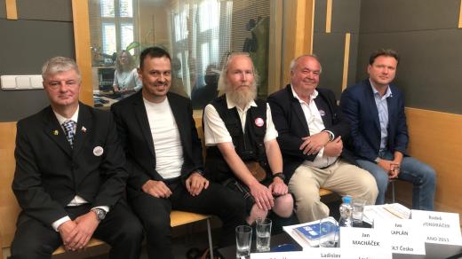 Debata – Zlínský kraj 15. 9. 2025: Zdeněk Strapina (Jasný Signál Nezávislých), Ladislav Vaculík (SMS – Stát Má Sloužit), Jan Macháček (Levice), Ivo Kaplán (Volt Česko) a Radek Vondráček (ANO 2011)