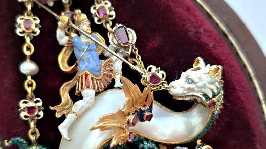 Detail závěsku se sv. Jiřím ve sbírkách Regionálního muzea v Chrudimi