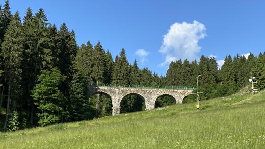Železniční most v Perninku je vůbec nejvýše položenou stavbou svého druhu u nás