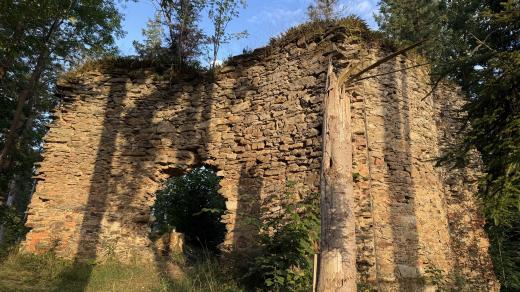 Vojenská hláska, sklad soli, poustevna, nebo barokní lesní kaple. Co je zač záhadná zřícenina nad Dolejším Krušcem?