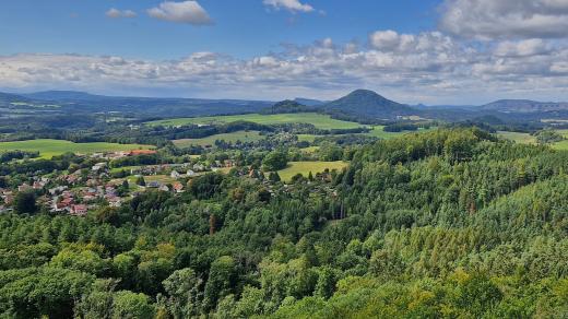 Růžovský vrch z vyhlídky Jehla