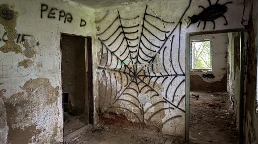 Ačkoli k usedlosti nevedou žádné oficiální turistické trasy, je hojně navštěvovaná