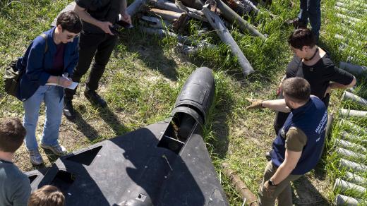Lidé v Charkově zkoumají ruský dron typu Šáhid
