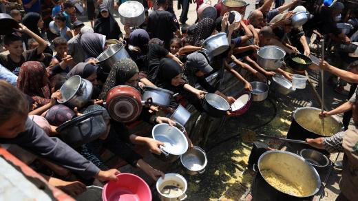 Palestinci čekající na jídlo od charity