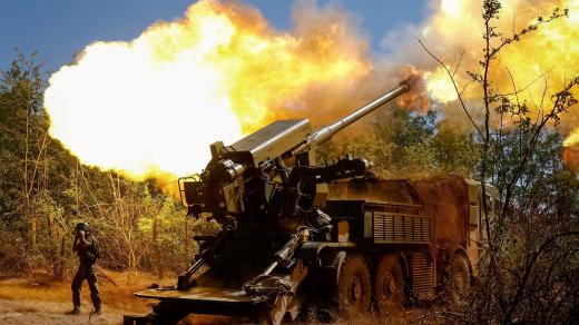 Ukrajinský voják střílí z samohybné houfnice na ruské jednotky v oblasti Záporoží