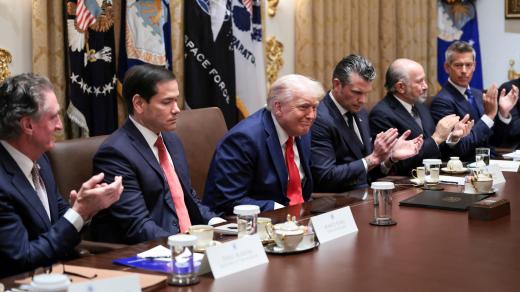 Donald Trump na zasedání kabinetu, kde oznámil detaily k plánovanému příměří v Pásmu Gazy